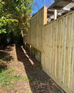 Read more about the article Straight paling fence with capping.